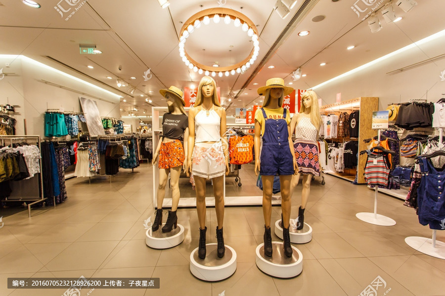 时尚衣橱 品牌服装店的全新穿搭灵感