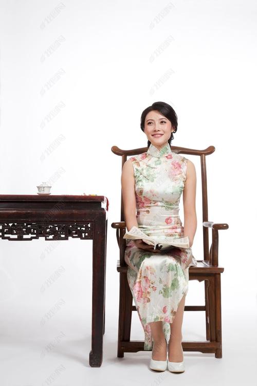 原创棚拍身穿中国传统服装的年轻女人看书